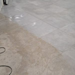 Detalj sjajne i obnovljene mramorne površine nakon održavanja