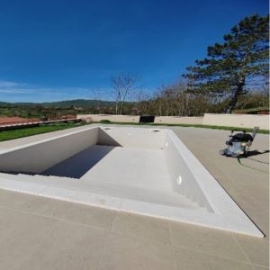Strojno četkanje betonskog poda za uklanjanje nečistoća
